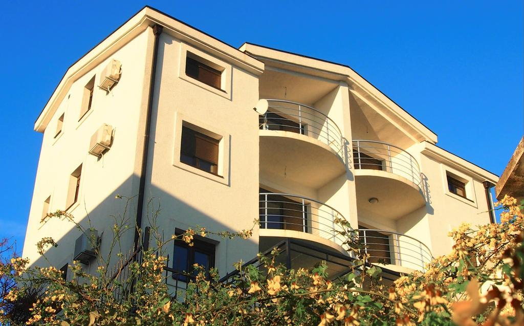 Blue Bay Apartments Krasici Exterior photo